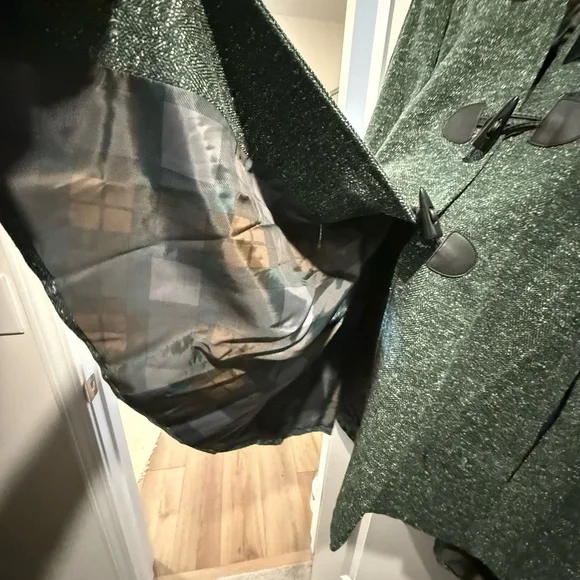 Outlander Torrid Dark Green Hooded Cape with Toggle Closures - Picture 3 of 4